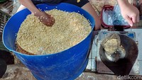 Diketahui, kenaikan harga kedelai berdampak pada para perajin di Kabupaten Bandung. Ghufron, salah satu perajin tempe, menyebut produksinya menurun di tengah kenaikan harga kedelai.  