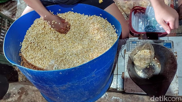 Harga Kedelai Naik, Perajin Tempe di Bandung Curhat Produksi Turun Kenaikan harga kedelai berdampak pada perajin tempe di Bandung. Ghufron, salah satu perajin tempe, menyebut produksinya menurun di tengah kenaikan harga kedelai
