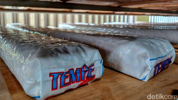 Kenaikan harga kedelai berdampak pada perajin tempe di Bandung. Ghufron, salah satu perajin tempe, menyebut produksinya menurun di tengah kenaikan harga kedelai