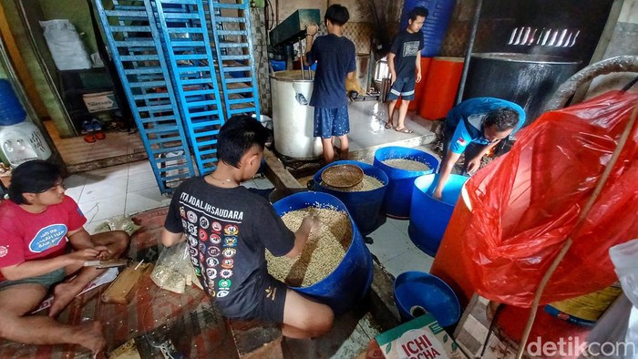 Harga Kedelai Naik, Perajin Tempe di Bandung Curhat Produksi Turun Kenaikan harga kedelai berdampak pada perajin tempe di Bandung. Ghufron, salah satu perajin tempe, menyebut produksinya menurun di tengah kenaikan harga kedelai