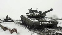 Kekhawatiran akan rencana Rusia yang hendak menginvasi Ukraina kian menjadi sorotan usai intelijen Amerika Serikat (AS) melaporkan adanya indikasi negara yang dipimpin Vladimir Putin berencana menginvasi Ukraina pada Rabu (16/2) pekan ini. Russian Defense Ministry Press Service via AP, File.
