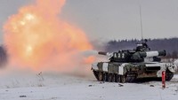Hal tersebut disampaikan oleh Duta Besar Rusia untuk Swedia, Viktor Tatarintsev. Seperti dilansir AFP, Seinn (14/2), Viktor blak-blakan dalam wawancara dengan surat kabar Swedia, Aftonbladet, yang di-posting ke situs surat kabar itu pada Sabtu (12/2) tengah malam waktu setempat. Dia bahkan menegaskan pihaknya tidak peduli dengan sanksi apapun yang mungki dijatuhkan negara-negara Barat. Russian Defense Ministry Press Service via AP, File.