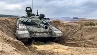 Tatarintsev bahkan menekankan negara Barat tidak memahami bagaimana Rusia menyikapi semua sanksi selama ini. Dia menyebut Rusia justru semakin kuat ketika didorong oleh Barat. Bukan tanpa alasan, negara-negara Barat mengancam memberi sanksi demi menghetikan Rusia betul-betul menginvasi Ukraina. Laporan menyebut Rusia nyaris mengepung negara tetangganya itu dengan lebih dari 100.000 tentara. Russian Defense Ministry Press Service via AP.