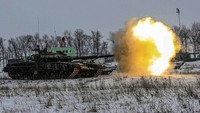 Dalam foto yang disediakan oleh Layanan Pers Kementerian Pertahanan Rusia pada Senin (14/2/2022), sebuah tank Rusia menembaki lapangan selama latihan militer di wilayah Leningrad, Rusia. Russian Defense Ministry Press Service via AP.