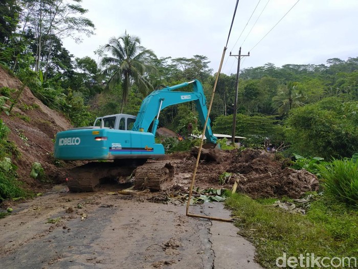 Jalan Raya Pingit-Suwono di Temanggung terputus karena longsor, Selasa (15/2/2022).