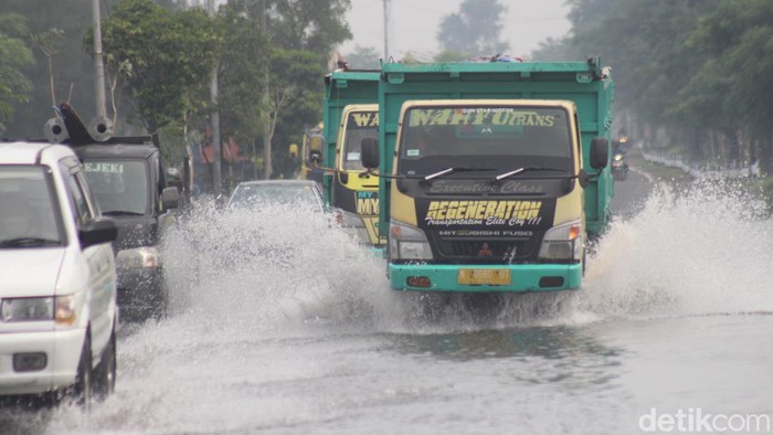jalan raya porong banjir