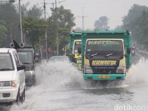 Biker Harap Hati-hati, Jalan Raya Porong Lama Tergenang