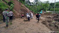 Longsor ini menutup jalan dari arah Purwosari Pagergunung ke Desa Klepu.