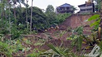 Selain menutup akses jalan, longsor  juga menyebabkan beberapa tiang listrik roboh. Robohnya tiang listrik tersebut mengakibatkan aliran listrik padam.