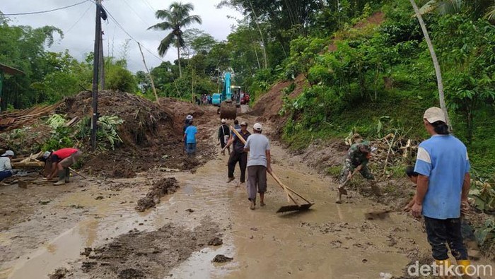 Tanah longsor terjadi di Kecamatan Pringsurat, Temanggung, Jateng, kemarin. Longsor ini menutup jalan dan memutus aliran listrik.