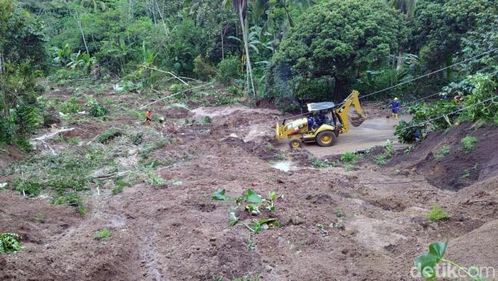 Tanah longsor terjadi di Kecamatan Pringsurat, Temanggung, Jateng, kemarin. Longsor ini menutup jalan dan memutus aliran listrik.