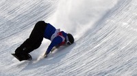 Louis Phillip Vito III dari Italia terjatuh saat bertanding dalam babak kualifikasi halfpipe putra di Olimpiade Musim Dingin 2022, Rabu, (9/2/2022), di Zhangjiakou, China. (Foto AP/Francisco Seco)