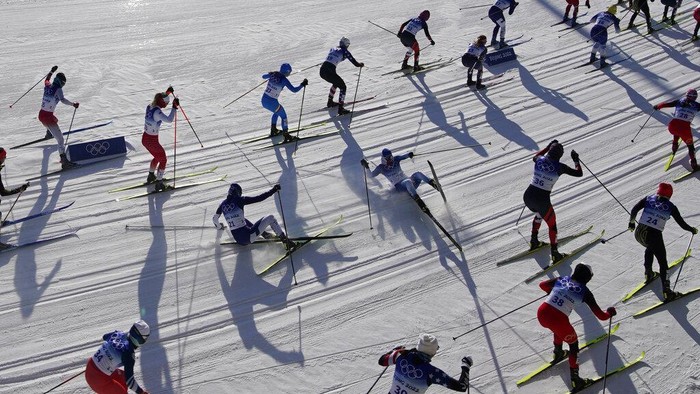 Jatuh Bangun di Olimpiade Musim Dingin Beijing Skiers fall while competing during the women's 7.5km + 7.5km Skiathlon cross-country skiing competition at the 2022 Winter Olympics, Saturday, Feb. 5, 2022, in Zhangjiakou, China. (AP Photo/John Locher)