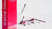 Nina OBrien dari Amerika Serikat jatuh saat slalom raksasa putri di Olimpiade Musim Dingin 2022, Senin, (7/2/2022), di distrik Yanqing, Beijing. (AP Photo/Mark Schiefelbein)