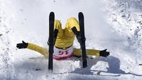 Atlet Kazakstan Akmarzhan Kalmurzayeva terjatuh saat bertanding dalam kualifikasi udara putri di Olimpiade Musim Dingin 2022, Senin, (14/2/2022), di Zhangjiakou, China. (Foto AP/Gregory Bull)