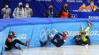 Ren Ziwei, kiri, dari China, Brendan Corey dari Australia, dan Itzhak Laat, tengah, dari Belanda, terjatuh di perempat final nomor 1.000 meter putra dalam kompetisi speedskating lintasan pendek di Olimpiade Musim Dingin 2022, Senin, (7/2/2022), di Beijing. (AP Photo/Natacha Pisarenko)