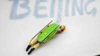 Julia Taubitz, dari Jerman, jatuh saat lari tunggal putri luge 2 di Olimpiade Musim Dingin 2022, Senin, (7/2/2022), di distrik Yanqing, Beijing. (Foto AP/Dmitri Lovetsky)