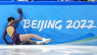 Zhu Yi, dari China, jatuh dalam kompetisi skating tim program pendek putri di Olimpiade Musim Dingin 2022, Minggu, (6/2/2022), di Beijing. (Foto AP/Natacha Pisarenko)
