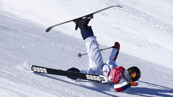 United States' Darian Stevens falls as she competes during the women's slopestyle qualification at the 2022 Winter Olympics, Monday, Feb. 14, 2022, in Zhangjiakou, China. (AP Photo/Lee Jin-man)