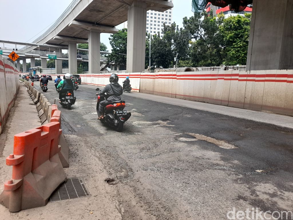 Jl HR Rasuna Said Jakarta Selatan rusak, 15 Februari 2022. (Marteen Ronaldo Pakpahan/detikcom)