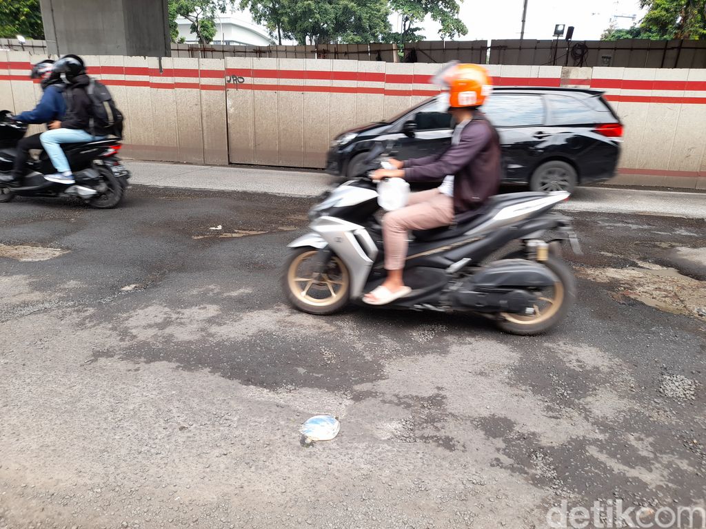 Jl HR Rasuna Said Jakarta Selatan rusak, 15 Februari 2022. (Marteen Ronaldo Pakpahan/detikcom)