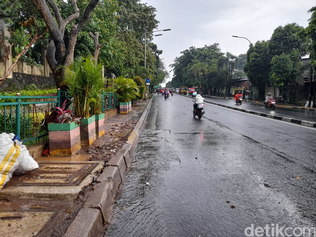 Jl TB Simatupang, Jakarta Timur, 15 Februari 2022. Galian PLN sudah selesai. (Marteen Ronaldo Pakpahan/detikcom)