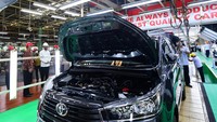 Dalam kesempatan ini, Presiden Joko Widodo berkeliling di Pabrik Karawang Plant 1 TMMIN yang memproduksi Toyota Kijang Innova dan Toyota Fortuner, didampingi oleh Menteri Perindustrian Agus Gumiwang Kartasasmita, Menteri Investasi/Kepala Badan Koordinasi Penanaman Modal Bahlil Lahadalia, Toyota Operating Officer, Susumu Matsuda, dan Presiden Direktur TMMIN Warih Andang Tjahjono. dok. Setpres/Muchlis Jr.