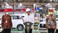 Presiden Republik Indonesia Joko Widodo hari ini (Selasa, 15/2/2022) meninjau kegiatan produksi PT. Toyota Motor Manufacturing Indonesia (TMMIN) di Karawang, Jawa Barat. Kunjungan ini menjadi apresiasi tersendiri karena Toyota Indonesia berhasil mencatatkan pencapaian volume ekspor 2 juta unit secara kumulatif sekaligus melepas ekspor perdana Toyota Fortuner ke Australia. dok. Setpres/Muchlis Jr.