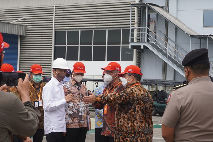 Jokowi lepas Toyota Fortuner untuk diekspor ke Australia Presiden Joko Widodo berkeliling di Pabrik Karawang Plant 1 TMMIN yang memproduksi Toyota Kijang Innova dan Toyota Fortuner, didampingi oleh Menteri Perindustrian Agus Gumiwang Kartasasmita, Menteri Investasi/Kepala Badan Koordinasi Penanaman Modal Bahlil Lahadalia, Regional Operating Officer β TDEM & TMAP S. Matsuda, dan Presiden Direktur TMMIN Warih Andang Tjahjono, sekaligus melepas Toyota Fortuner untuk diekspor ke Australia.