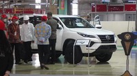 Ekspor Toyota Indonesia dimulai tahun 1987 dengan pengapalan perdana Kijang generasi ketiga (atau Kijang Super) ke Brunei Darussalam. Volume ekspor perdana ini masih dalam jumlah yang sangat sedikit yaitu 50 unit per bulan. Foto: doc. TMMIN/Toyota