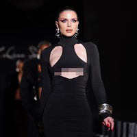 Julia Fox membuka fashion show LaQuan Smith yang digelar saat Valentines Day dalam rangkaian NYFW, Senin (14/2/2022). (Foto: Charles Sykes/Invision/AP)