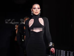 Putus dari Kanye West, Julia Fox Berlenggang di New York Fashion Week