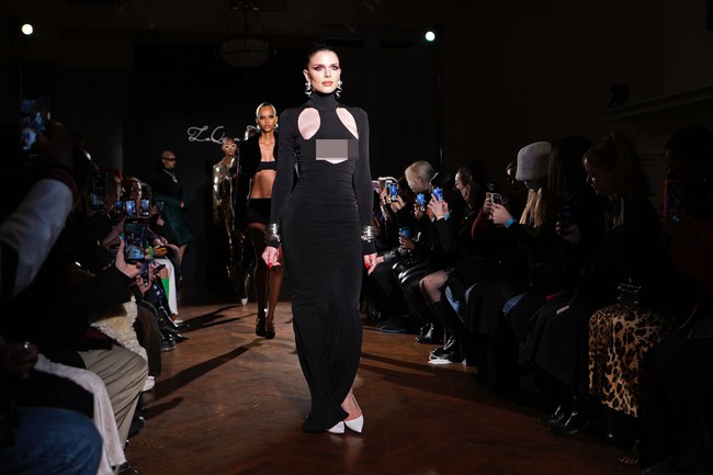 Sorotan tertuju pada Julia Fox saat berlenggang di catwalk New York Fashion Week (NYFW). Penampilannya ini menjadi yang perdana setelah ia dikabarkan putus dari Kanye West. (Foto: Charles Sykes/Invision/AP)