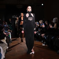 Sorotan tertuju pada Julia Fox saat berlenggang di catwalk New York Fashion Week (NYFW). Penampilannya ini menjadi yang perdana setelah ia dikabarkan putus dari Kanye West. (Foto: Charles Sykes/Invision/AP)