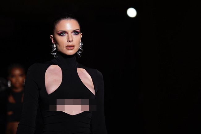 Terdapat detail cut-out di area dada yang semakin memancarkan aura seksinya. Gaya aktris 32 tahun itu juga disempurnakan dengan aksesori statement seperti sepasang anting spiral dan gelang silver berukuran besar. (Foto: Charles Sykes/Invision/AP)