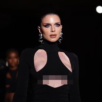 Terdapat detail cut-out di area dada yang semakin memancarkan aura seksinya. Gaya aktris 32 tahun itu juga disempurnakan dengan aksesori statement seperti sepasang anting spiral dan gelang silver berukuran besar. (Foto: Charles Sykes/Invision/AP)