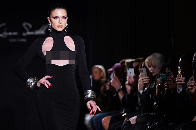 Berlangsung di Down Town Association, sebuah klub tua di New York City, fashion show ini menyuguhkan karya LaQuan Smith yang didedikasikan untuk mentornya, Andre Leon Talley, mantan editor senior Vogue yang belum lama ini mengembuskan napas terakhirnya. Julia Fox sendiri muncul dalam balutan gaun hitam polos bergaya halter yang menempel ketat di tubuhnya. (Foto: Charles Sykes/Invision/AP)