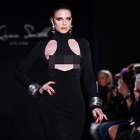 Berlangsung di Down Town Association, sebuah klub tua di New York City, fashion show ini menyuguhkan karya LaQuan Smith yang didedikasikan untuk mentornya, Andre Leon Talley, mantan editor senior Vogue yang belum lama ini mengembuskan napas terakhirnya. Julia Fox sendiri muncul dalam balutan gaun hitam polos bergaya halter yang menempel ketat di tubuhnya. (Foto: Charles Sykes/Invision/AP)