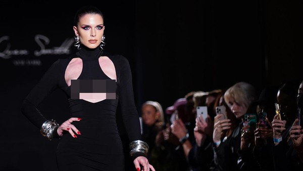 6 Aksi Julia Fox Tebar Pesona di Catwalk NYFW Setelah Putus dari Kanye West