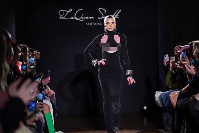 Penampilan Julia Fox langsung meramaikan media sosial dan menjadi perbincangan hangat. Saat berbicara dengan awak media seusai berjalan di landasan peraga, ibu satu anak itu sempat menyinggung soal kabar putus cintanya. (Foto: Charles Sykes/Invision/AP)