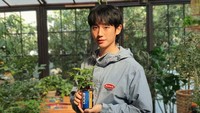 Tentunya gaya rambut tersebut langsung bikin fans syok karena ketampanannya. Foto: (dok. Instagram @holyhaein)