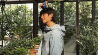 Dalam foto tersebut, Jung Hae In tampil dengan rambut lebih gondrong. Foto: (dok. Instagram @holyhaein)