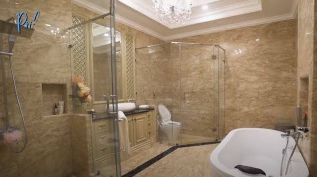 Selanjutnya ada kamar mandi milik Prilly Latuconsina. Kamar mandi di rumah Prilly itu terinspirasi dari hotel bintang 5. Dengan ukuran yang cukup luas, fasilitas di kamar mandi Prilly pun cukup lengkap. Ada bathtub, wastafel, closet, dan juga shower. Foto: YouTube