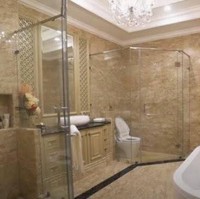 Selanjutnya ada kamar mandi milik Prilly Latuconsina. Kamar mandi di rumah Prilly itu terinspirasi dari hotel bintang 5. Dengan ukuran yang cukup luas, fasilitas di kamar mandi Prilly pun cukup lengkap. Ada bathtub, wastafel, closet, dan juga shower. Foto: YouTube