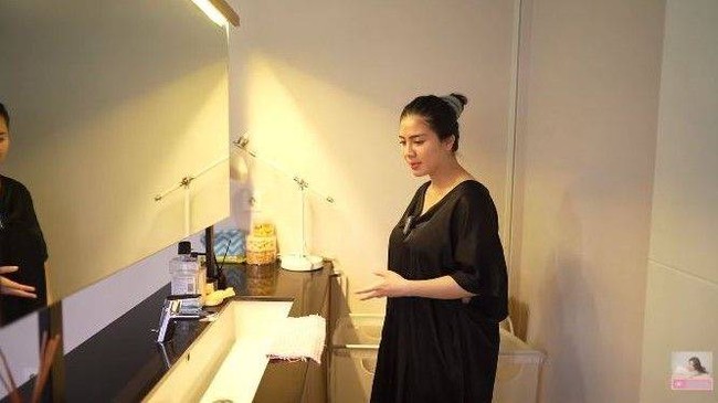 Kamar mandi di kamar Felicya Angelista dan Caesar Hito juga tak kalah mengesankan. Dengan desain modern dan minimalis, kamar mandi di rumah Felicya Angelista terlihat begitu elegan. Terdapat sebuah kaca yang cukup besar di dalam kamar mandinya itu. Foto: YouTube