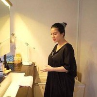 Kamar mandi di kamar Felicya Angelista dan Caesar Hito juga tak kalah mengesankan. Dengan desain modern dan minimalis, kamar mandi di rumah Felicya Angelista terlihat begitu elegan. Terdapat sebuah kaca yang cukup besar di dalam kamar mandinya itu. Foto: YouTube