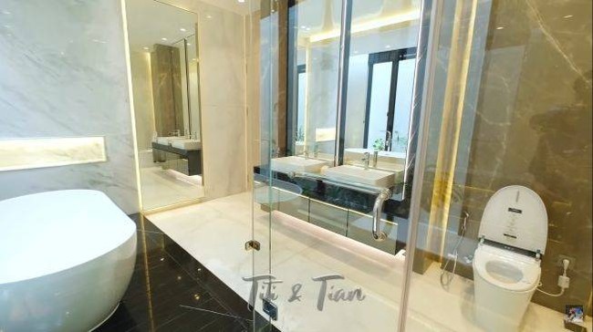 Titi Kamal dan Christian Sugiono rupanya juga tak ingin setengah-setengah dalam mendesain kamar mandinya. Agar nyaman digunakan, kamar mandi tersebut menggunakan smart closet, dimana semua fasilitasnya dikendalikan dengan remot. Tak hanya canggih, dinding dan lantainya yang terbuat dari marmer juga memberikann kesan mewah di kamar mandi milik Titi Kamal dan Christian Sugiono. Foto: YouTube