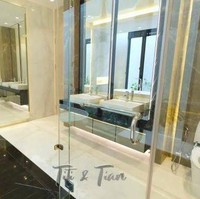 Titi Kamal dan Christian Sugiono rupanya juga tak ingin setengah-setengah dalam mendesain kamar mandinya. Agar nyaman digunakan, kamar mandi tersebut menggunakan smart closet, dimana semua fasilitasnya dikendalikan dengan remot. Tak hanya canggih, dinding dan lantainya yang terbuat dari marmer juga memberikann kesan mewah di kamar mandi milik Titi Kamal dan Christian Sugiono. Foto: YouTube