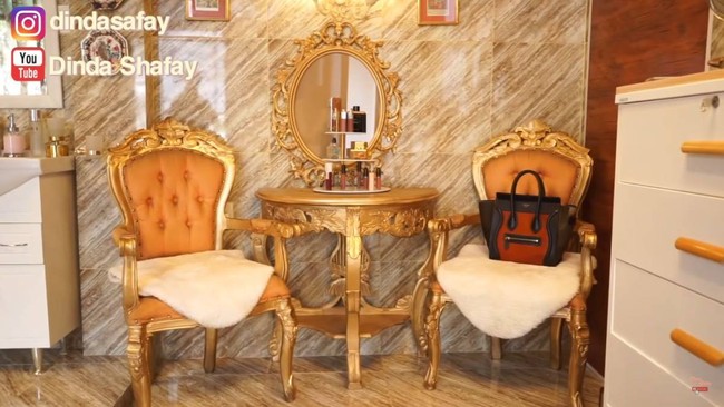 Dinda Safay juga memiliki kamar mandi yang tak kalah mewah. Kamar mandinya itu tampak didominasi oleh warna coklat keemasan. Di dalam kamar mandi terdapat meja dan kursi untuk bersantai yang telah ditata sedemikian rupa. Jika dilihat, kamar mandinya itu cocok untuk dijadikan tempat berfoto. Foto: YouTube