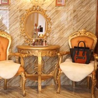 Dinda Safay juga memiliki kamar mandi yang tak kalah mewah. Kamar mandinya itu tampak didominasi oleh warna coklat keemasan. Di dalam kamar mandi terdapat meja dan kursi untuk bersantai yang telah ditata sedemikian rupa. Jika dilihat, kamar mandinya itu cocok untuk dijadikan tempat berfoto. Foto: YouTube